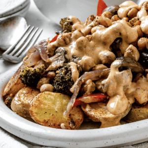 Gesunder Gerösteter Kartoffelsalat 23 Fertiger gesunder gerösteter Kartoffelsalat auf einer Servierplatte