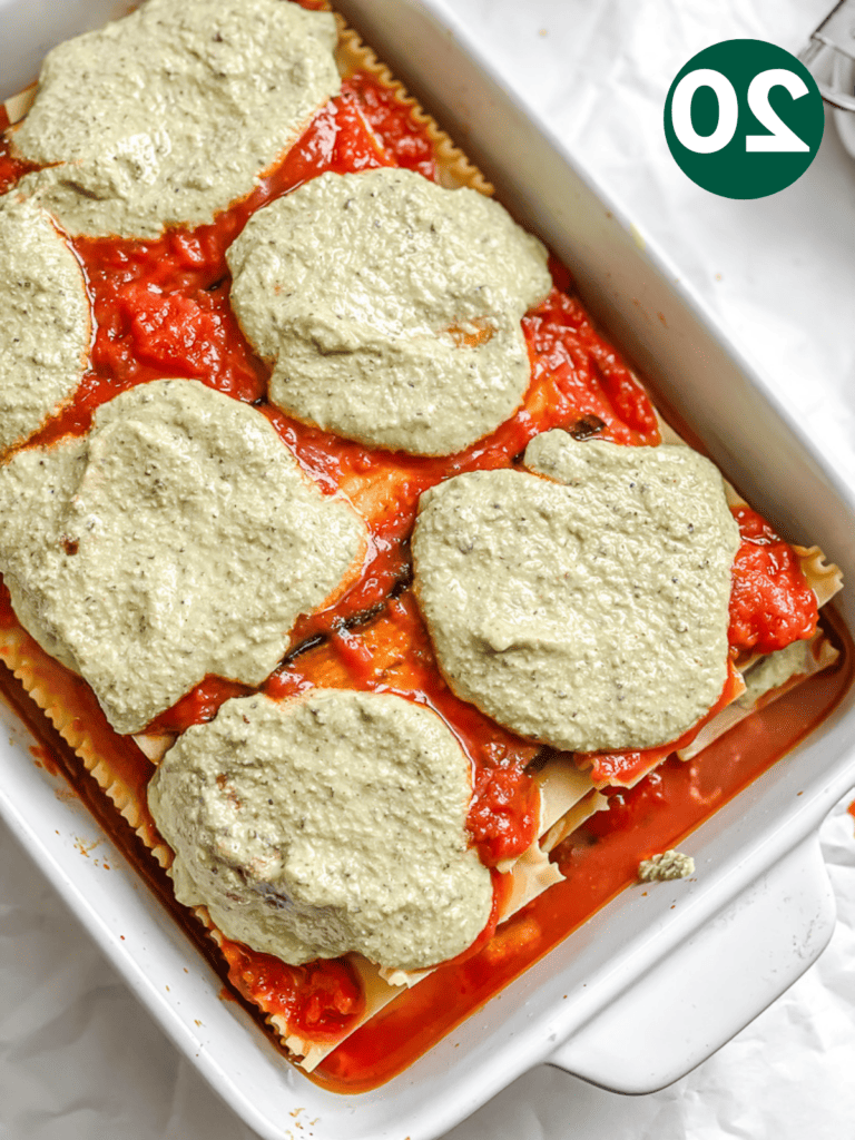Vegane Auberginenlasagne 23 Zubereitungsschritt: Ricotta zur Backform hinzugefügt
