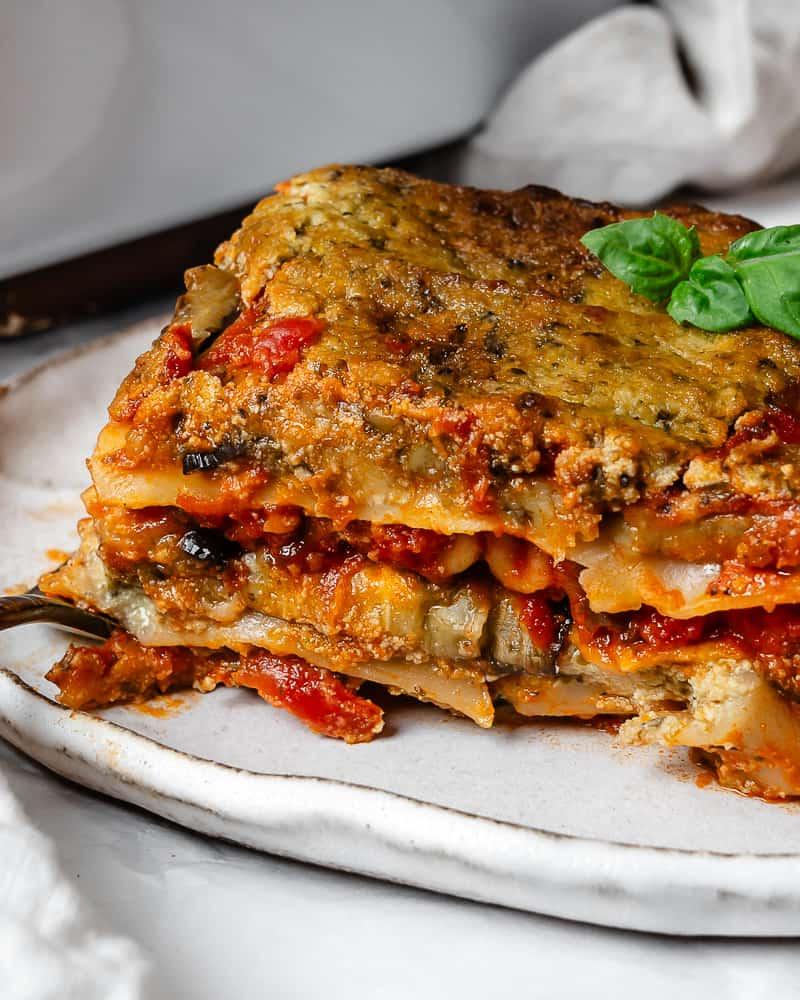 Vegane Auberginenlasagne 26 Fertige Vegane Auberginen-Lasagne auf Teller