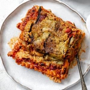 Vegane Auberginenlasagne 28 Fertige Vegane Auberginen-Lasagne auf Teller