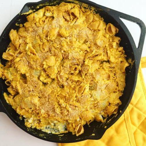 30 einfache vegane Kartoffelrezepte 28 Fertige Gebackene Kartoffel-Mac-n-Cheese in einer Pfanne
