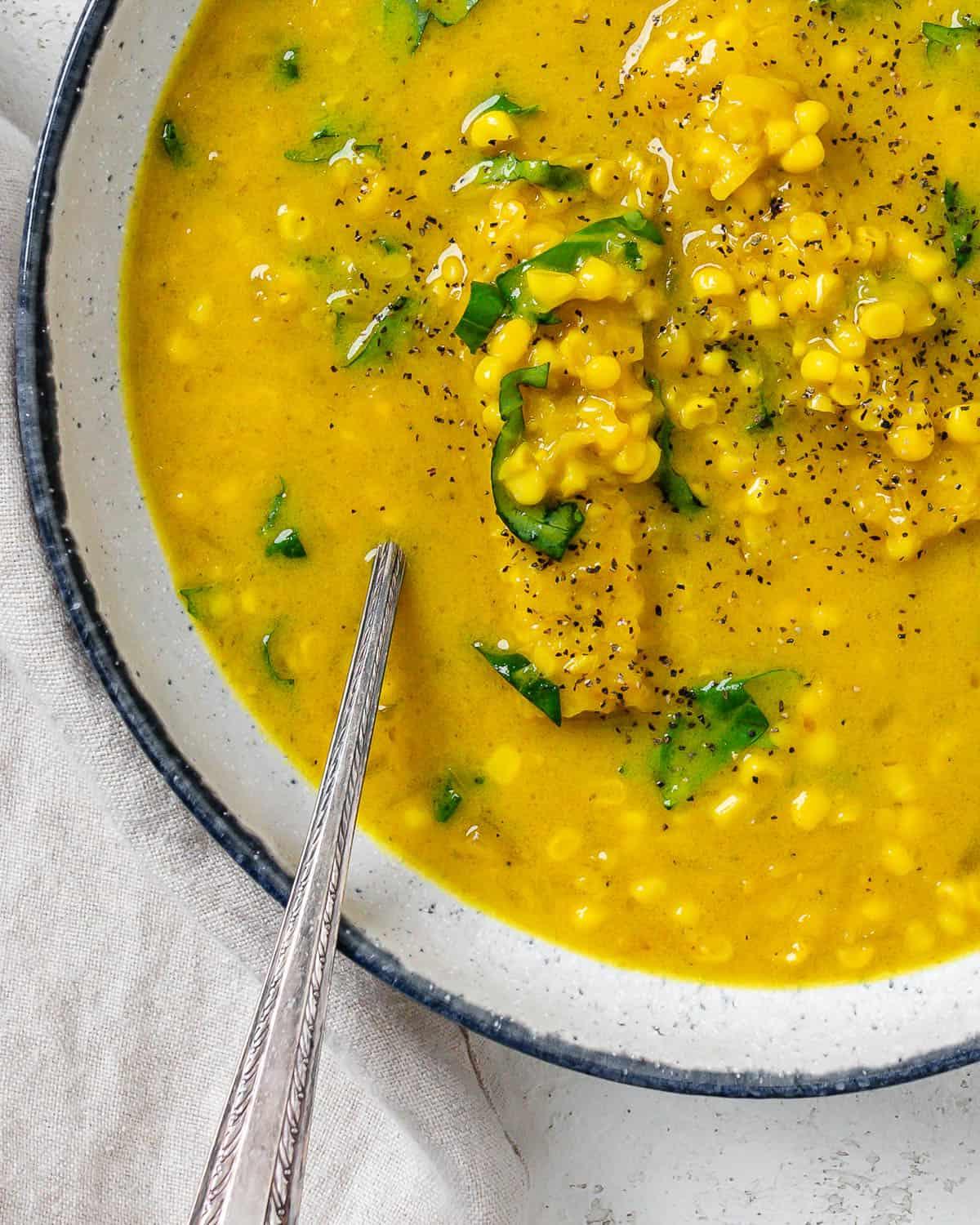 30 einfache vegane Kartoffelrezepte 29 Fertige Vegane Maissuppe in einer Schüssel auf hellem Hintergrund