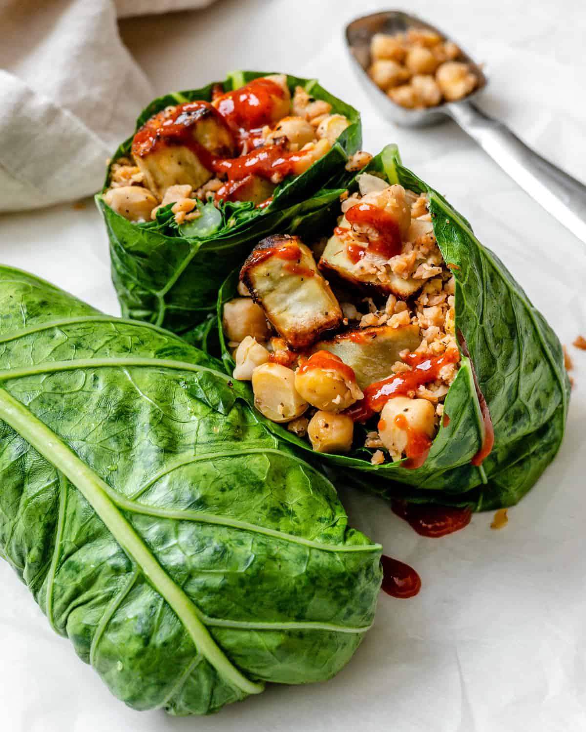 30 einfache vegane Kartoffelrezepte 30 Zwei fertige Krautwickel, einer halbiert, auf hellem Hintergrund