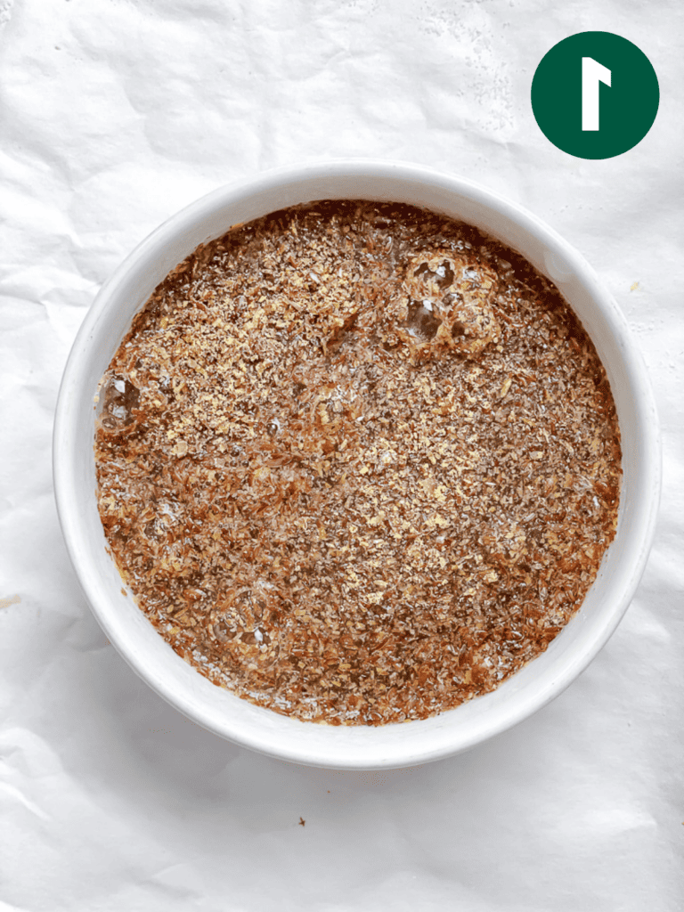 Veganer Karottenkuchen 4 Leinsamenmischung in Schüssel
