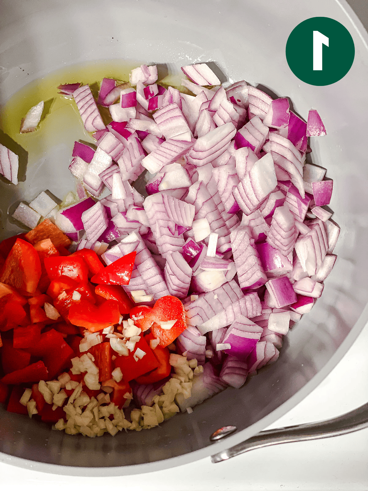 Veganes Kürbis-Chili für Schongarer und Herd 4 Prozessaufnahme von Gemüse, das in der Pfanne kocht