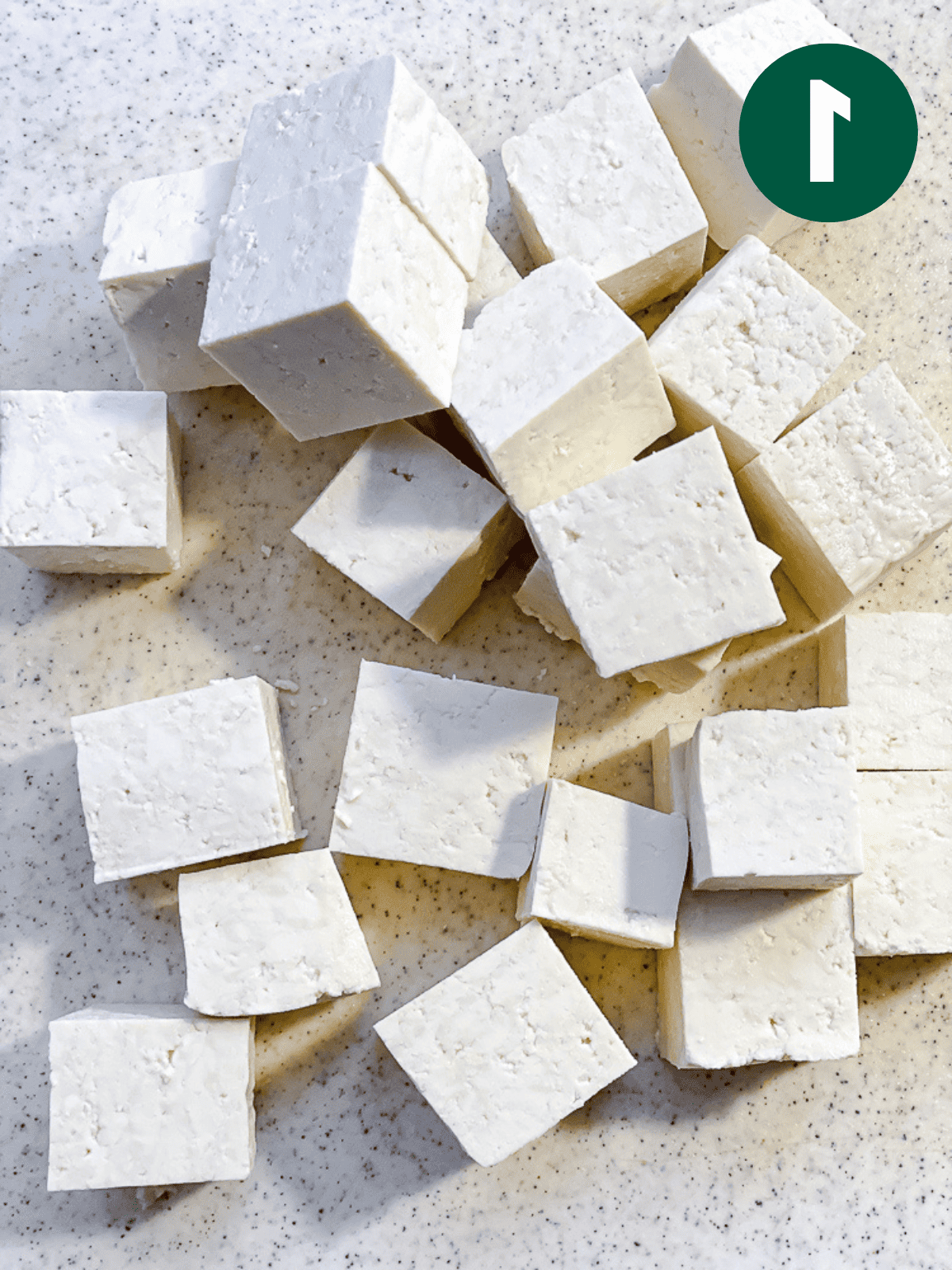 Knuspriger Gebackener Tofu 4 Gewürfelten Tofu auf weißer Oberfläche