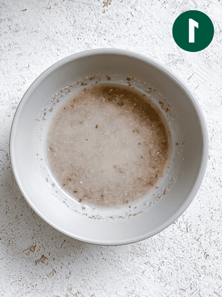 Mischvorgang von Leinsamenmehl und Wasser in einer Schüssel