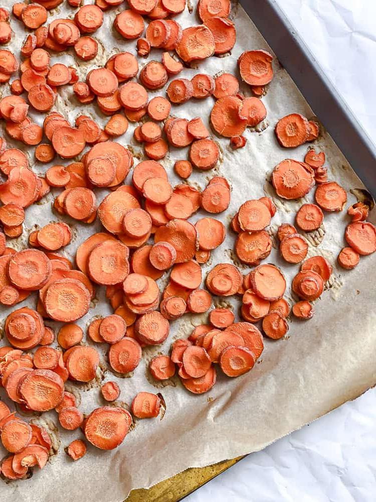 Karotten- und Kalifornische Trauben-Beilage 4 process shot showing carrots on baking dish