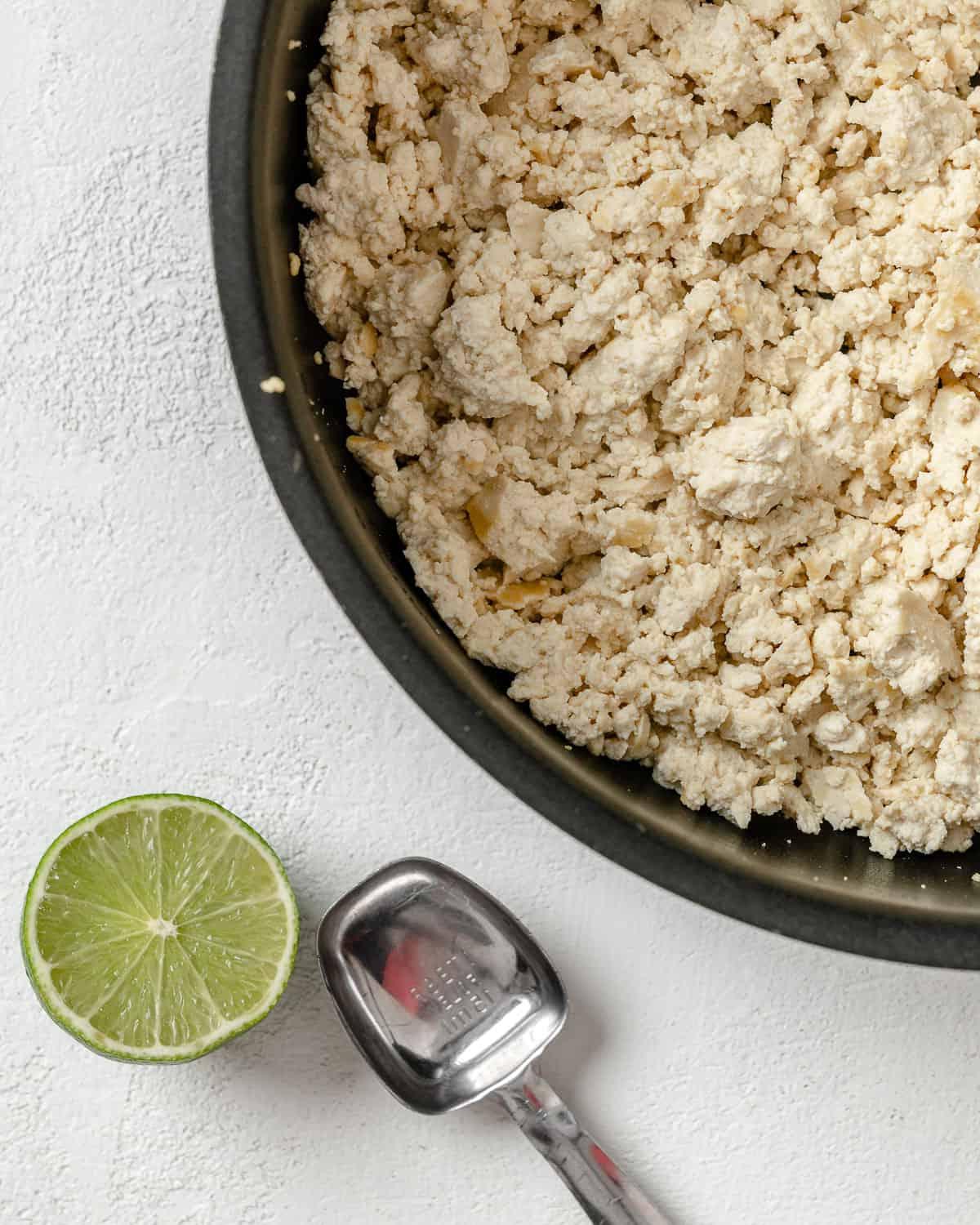 Veganer Tofu-Larb-Salat 4 Kochvorgang von Larb auf weißem Hintergrund.