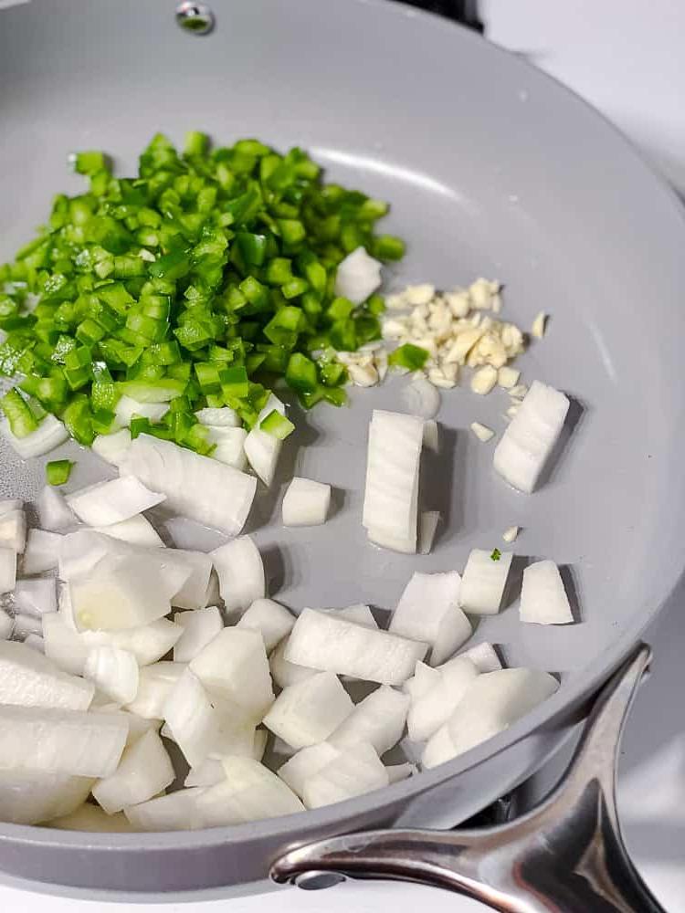 Schwarzbohnen-Chili 4 Prozessbild: Zutaten kochen in der Pfanne