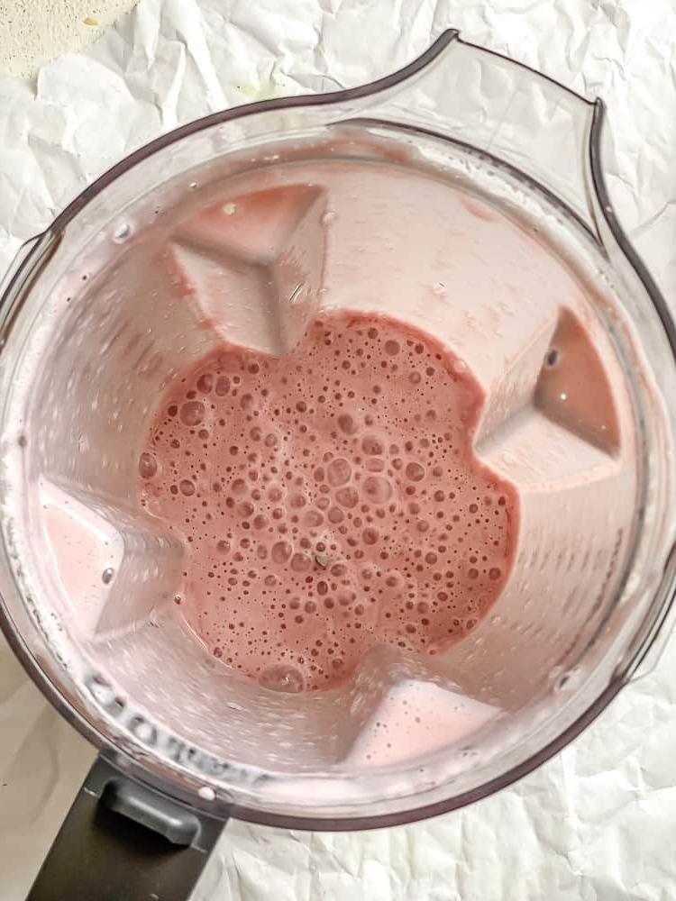 Erdbeer-Haferbrei 4 Prozessaufnahme: Fertig gemischte Erdbeermilch im Mixer.