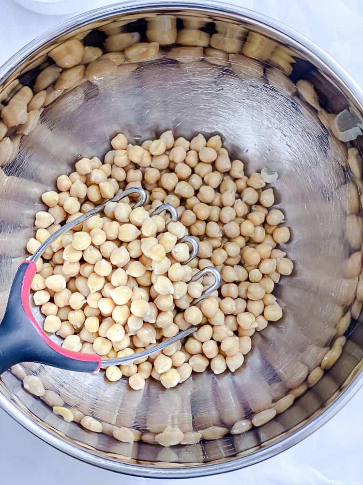 Veganer Kichererbsensalat 4 Prozessaufnahme: Kichererbsen in eine Schüssel geben