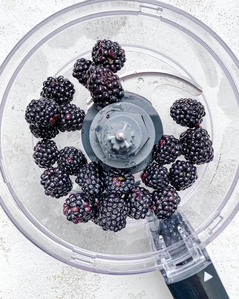 5-Minuten-Brombeervinaigrette 4 Prozessaufnahme, die Brombeeren in einer Küchenmaschine zeigt.