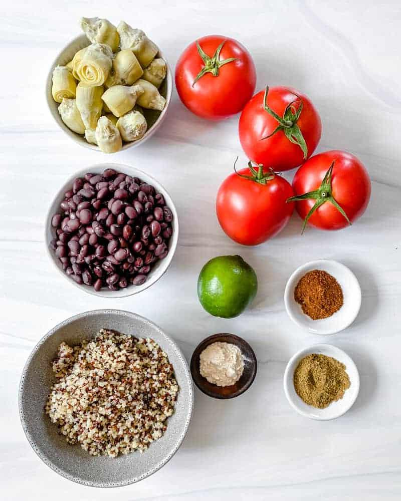 Gefüllte Tomaten 4 Zutaten für gefüllte Tomaten auf einer weißen Fläche