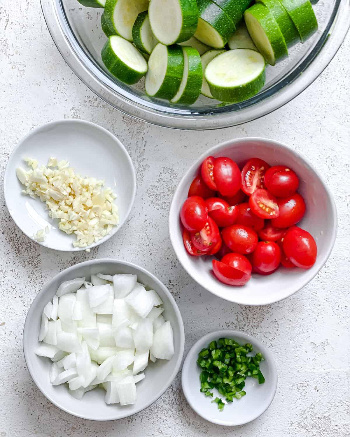Sommer-Zucchini und geschälter Mais 4 process shot showing diced veggies on separate plates