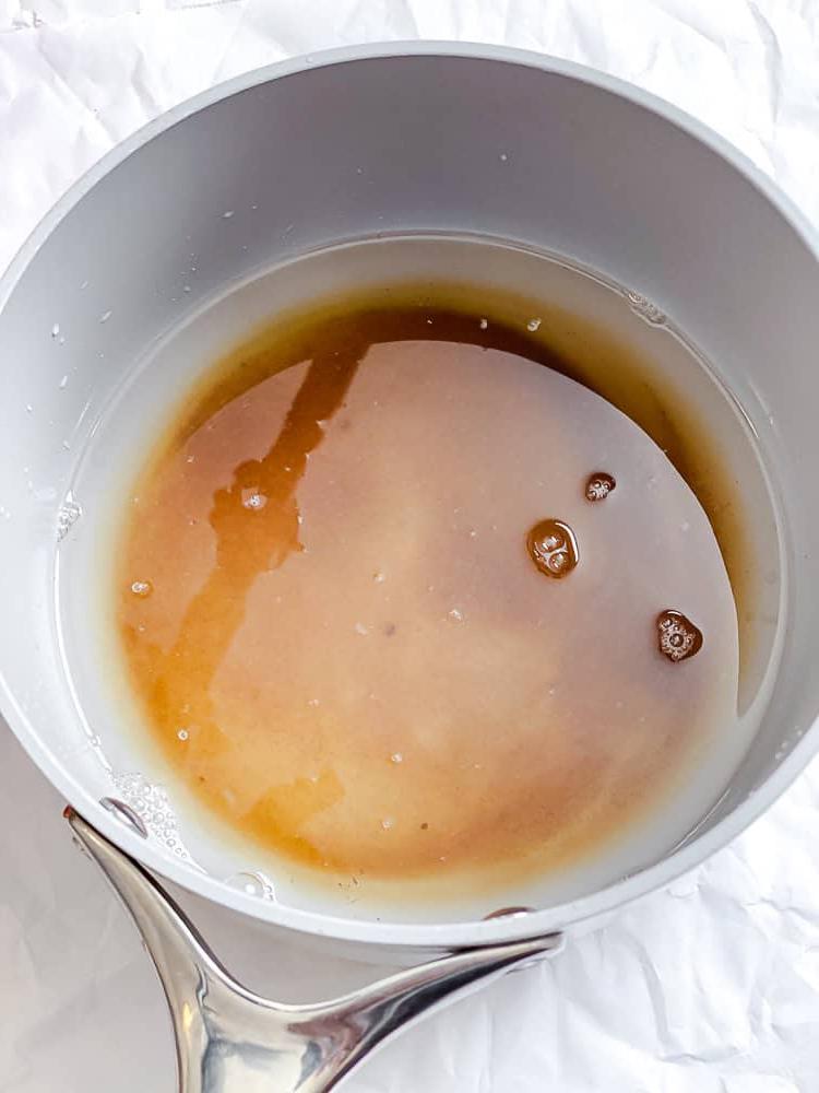 Peach Melba 4 Zutaten für Vanille-Zuckersirup in einem grauen Topf bereitgestellt.