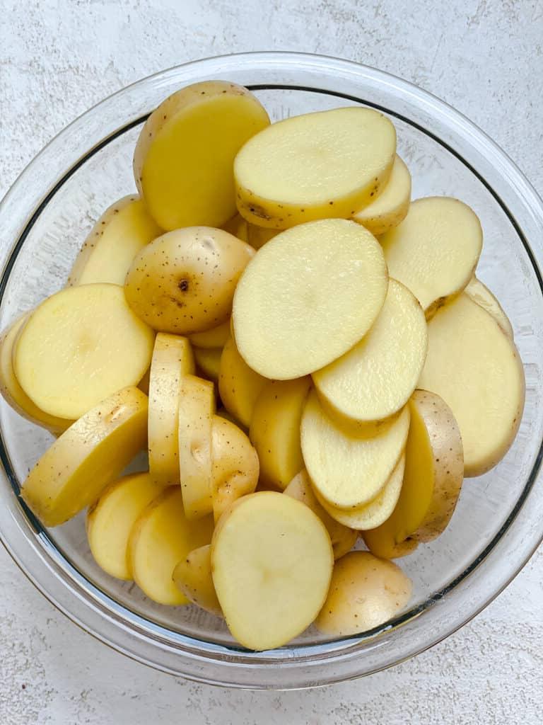 Gesunder Gerösteter Kartoffelsalat 4 Geschnittene Kartoffeln in einer Schüssel, bereit zum Würzen und Rösten