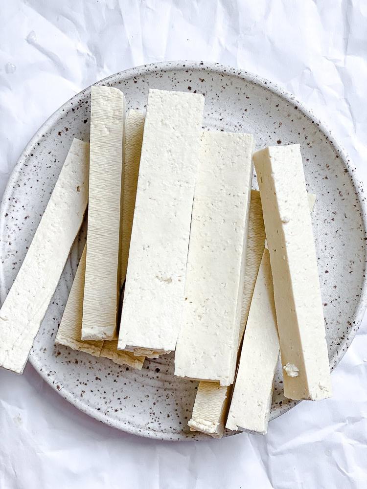 Vegane Fischstäbchen 4 Zubereitungsschritt: Tofuscheiben auf einem Teller