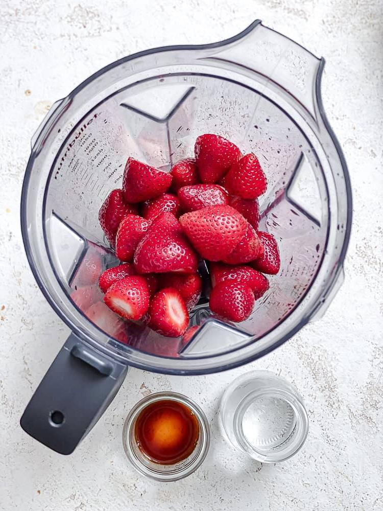 Einfaches Erdbeer-Stieleis 4 Prozessschritt: Erdbeeren im Mixer