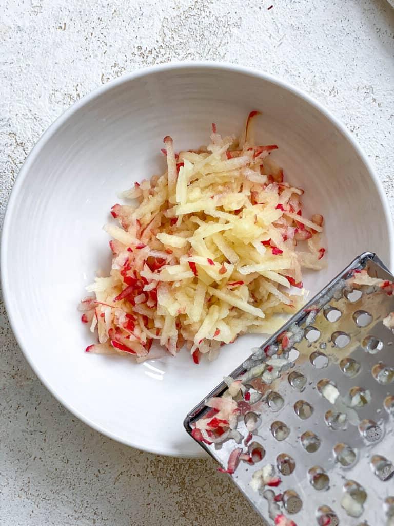 Apfel-Zimt-Overnight-Oats 4 Apfel auf Teller reiben Prozessschritt