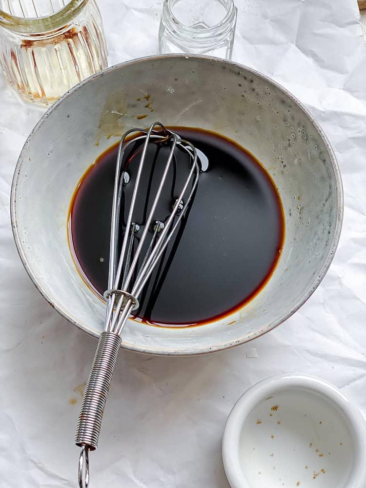Klebrige Aubergine und Tofu 4 process shot showing stirring sauce in bowl