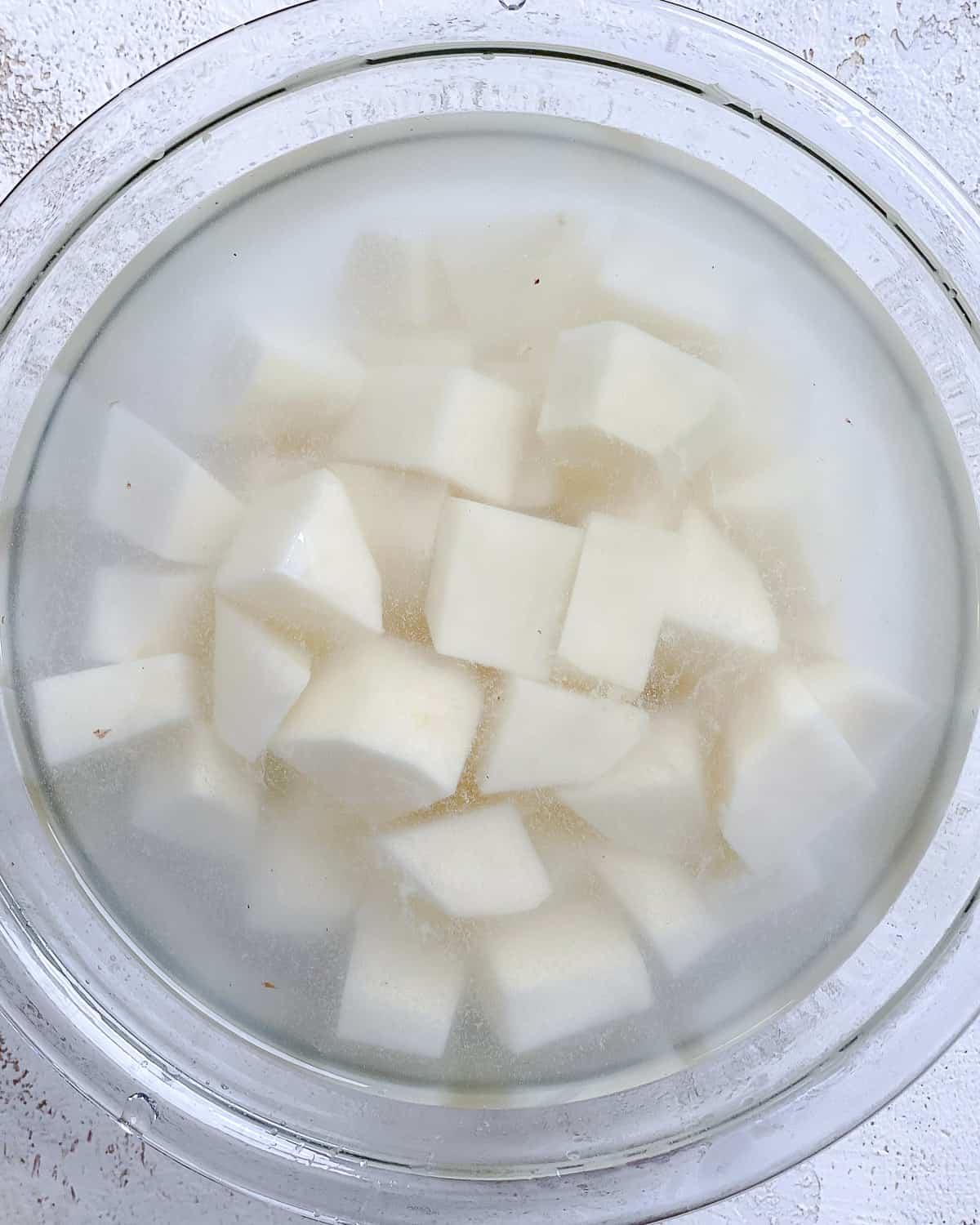 Prozessaufnahme: Kartoffeln in Wasser in einer Schüssel