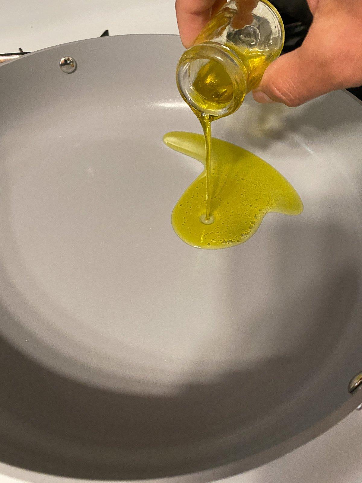 Einfaches gelbes Dal-Rezept 4 Öl in die Pfanne gegeben