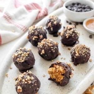 **Schokoladenüberzogene Studentenfutter-Erdnussbutter-Bällchen** 4 Studentenfutter-Erdnussbutter-Kugeln von Plant Based on a Budget