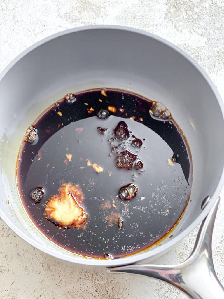 Einfache Vegane Teriyaki-Soße 4 process shot of mixing ingredients together in a bowl