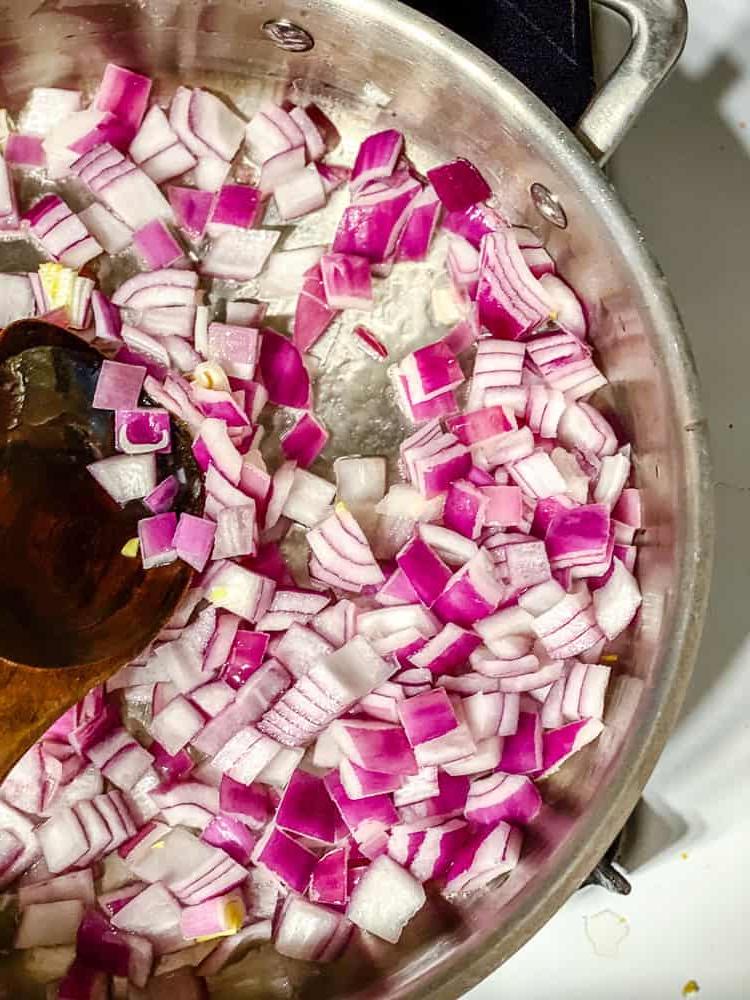 **Veganes Rotes Thai-Curry (30 Minuten)** 3 Kochvorgang: Zwiebeln in der Pfanne anbraten