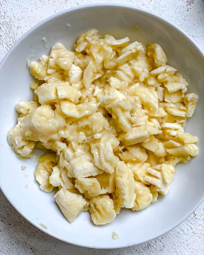 Einfaches Veganes Bananenbrot (Mit Apfelmus) 4 Prozessaufnahme: Bananen in einer Schüssel zerdrücken