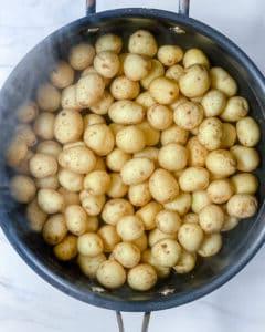 Zubereitungsprozess: Kartoffeln werden in einem schwarzen Topf gekocht