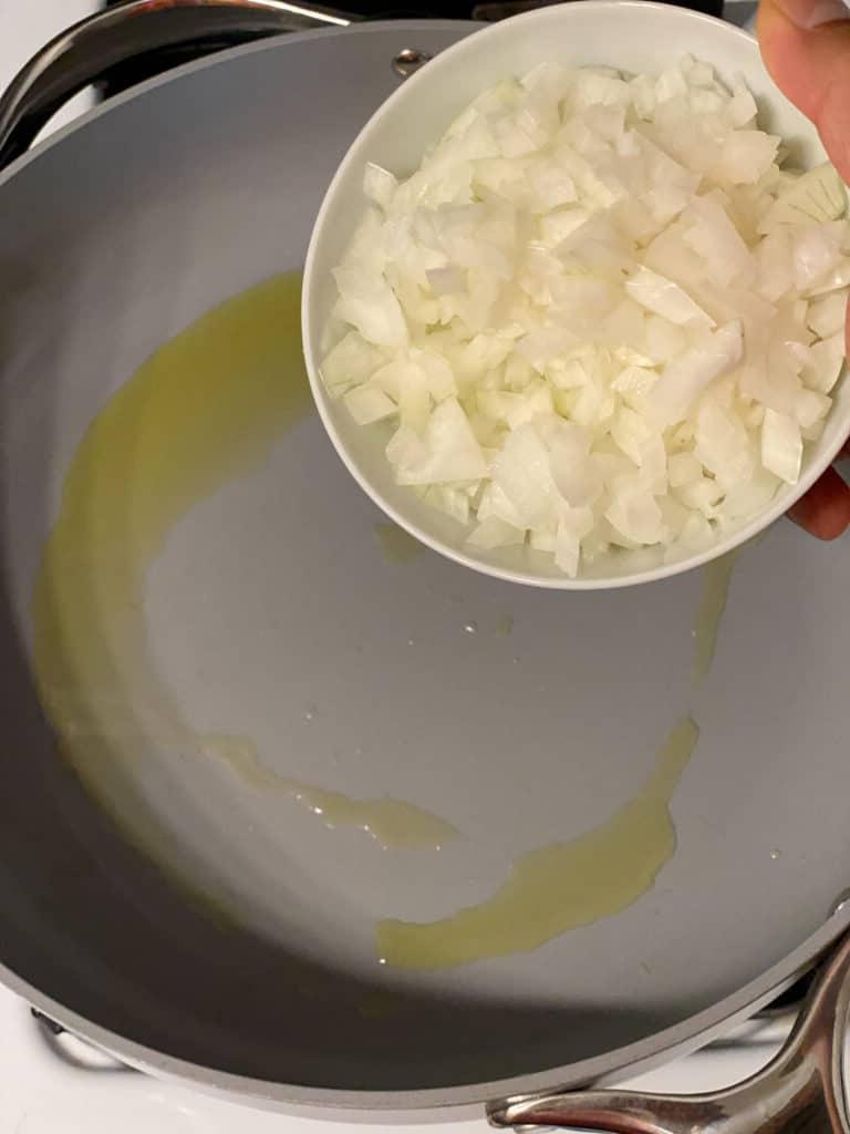 Pfannengebratenes Tempeh mit Ingwer-Sojasauce 4 Schritt 1: Zwiebel in die Pfanne geben