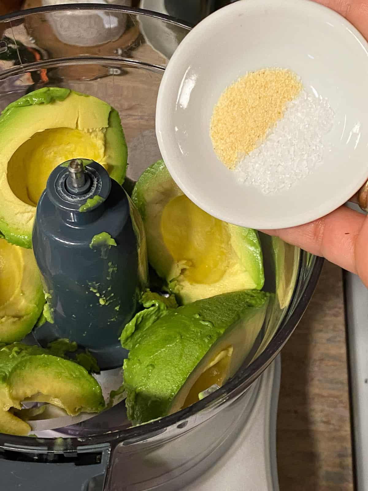 Einfacher Avocado-Aufstrich 4 Schritt: Gewürze in den Mixer geben