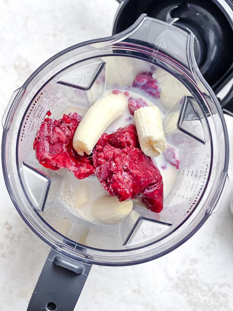 Einfacher Himbeer-Smoothie 4 Zutaten im Mixer während des Zubereitungsvorgangs