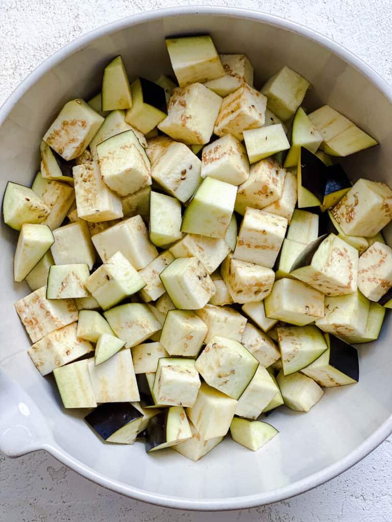 Gewürfelte Aubergine in einer Schüssel
