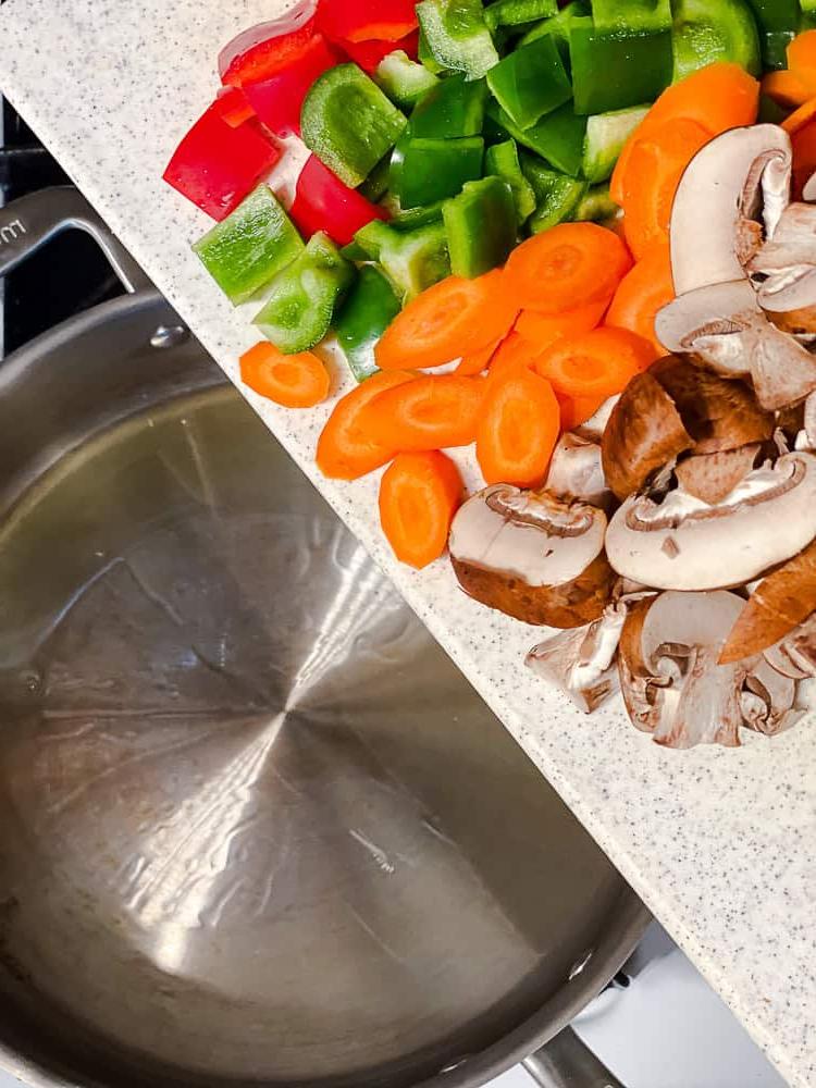 **Kung Pao-Gemüse** 4 Prozessaufnahme: Gemüse in die Pfanne geben.