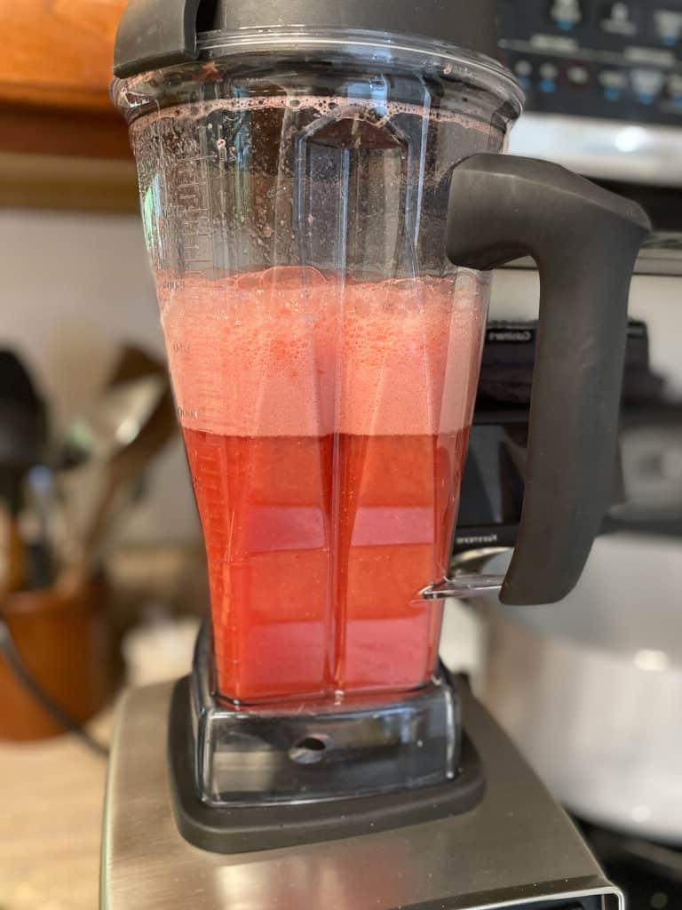 Gesundes Wassermelonen-Stieleis 4 Wassermelonenmischung nach dem Pürieren im Mixer