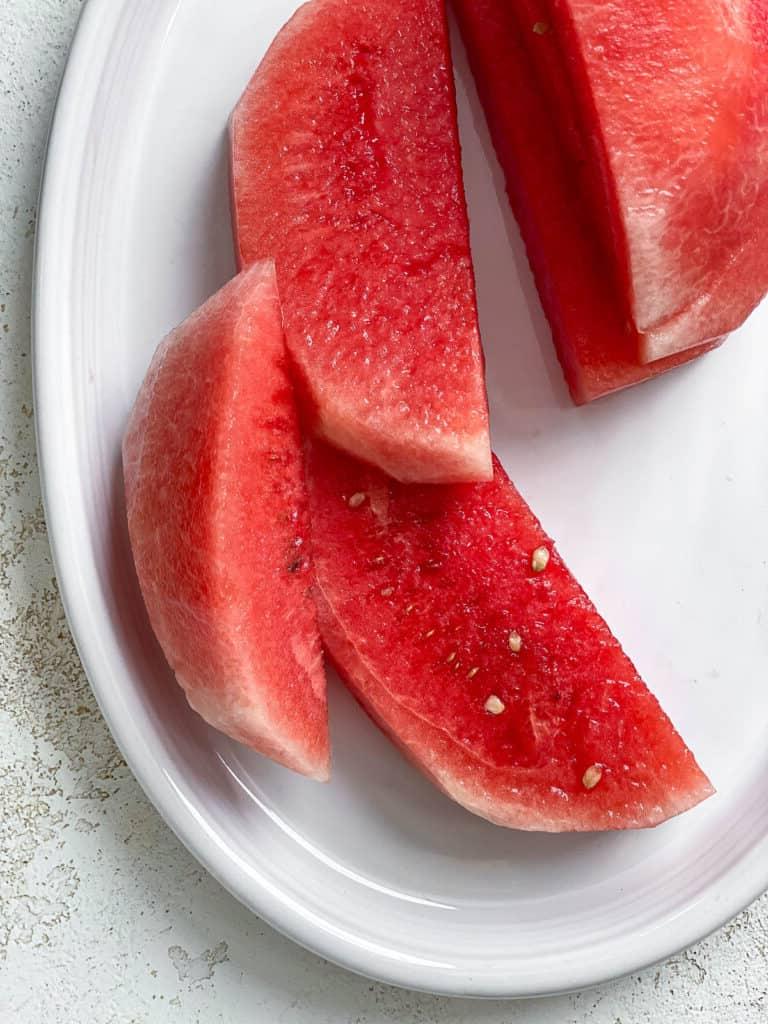 Geschnittene Wassermelone auf einer weißen Platte