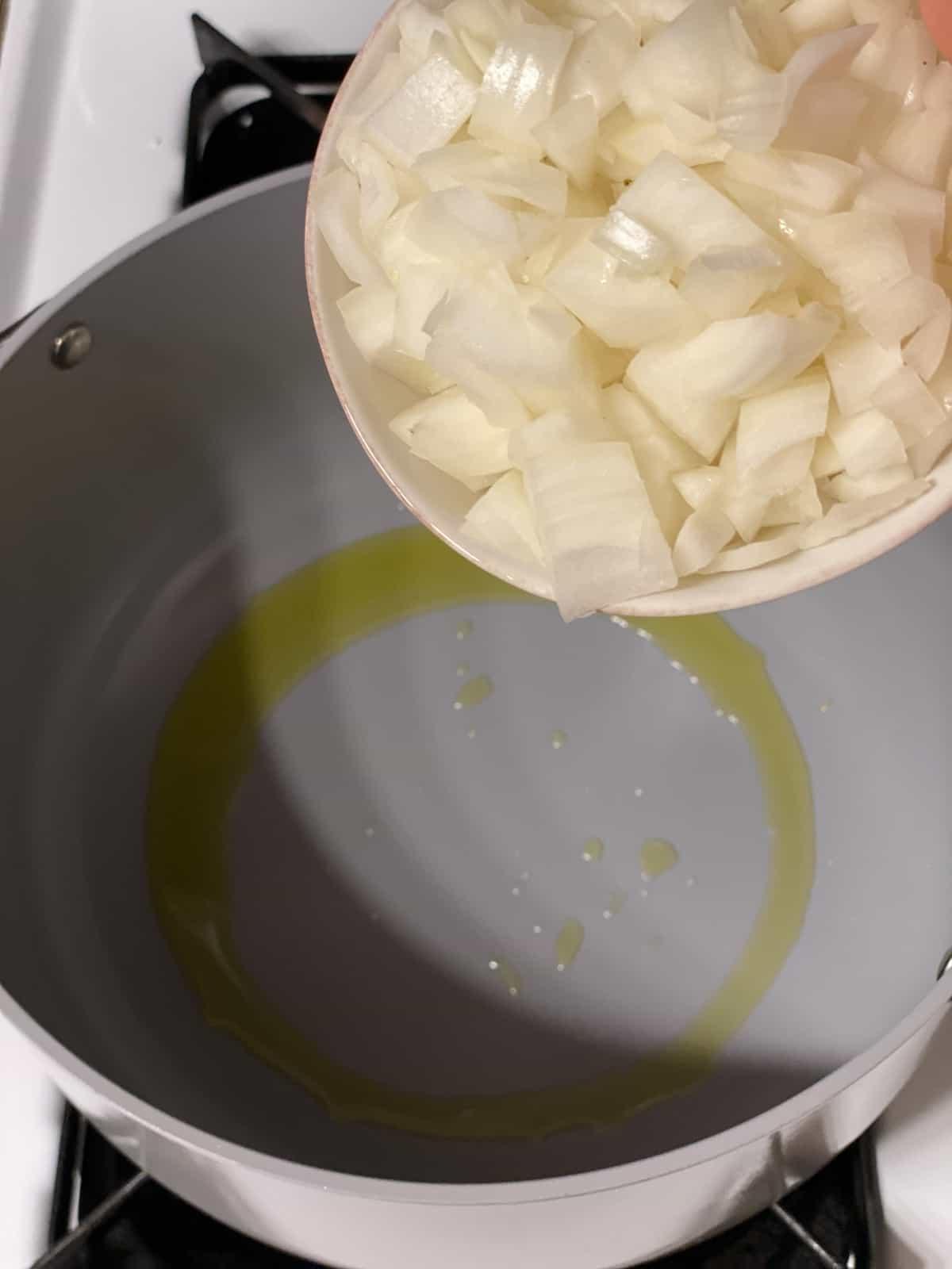 Kürbiscurry 4 Zwiebeln werden in den Topf gegeben