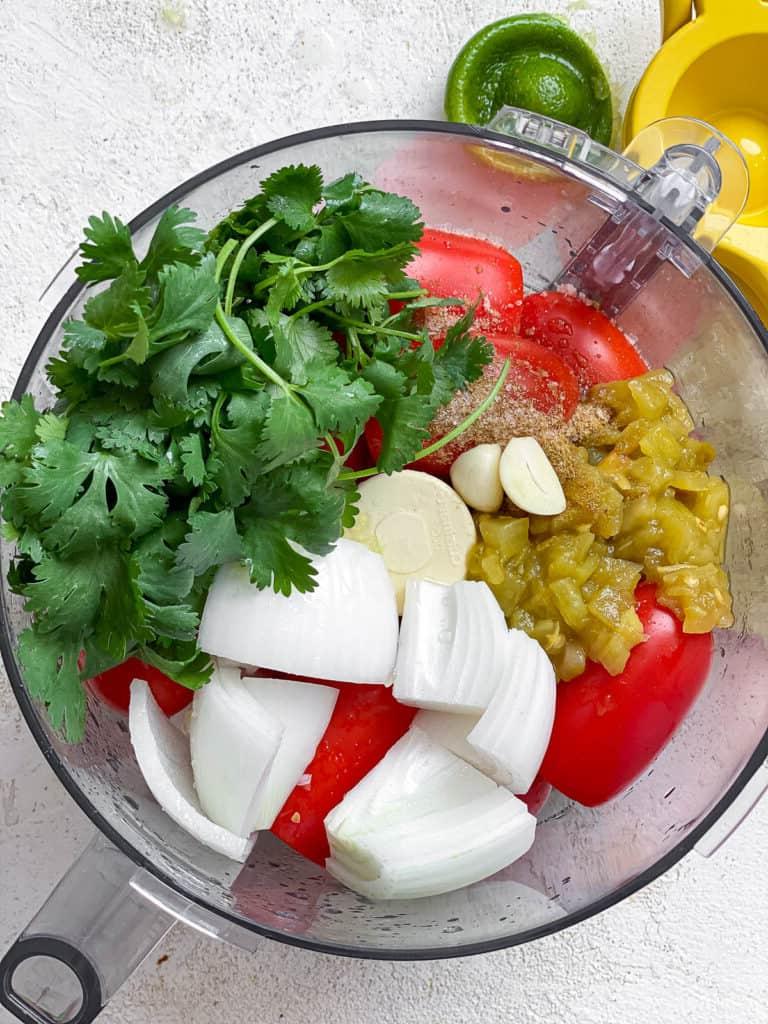 **5-Minuten Gartenfrische Salsa** 4 Prozessaufnahme: Zutaten werden in einen Mixer gegeben