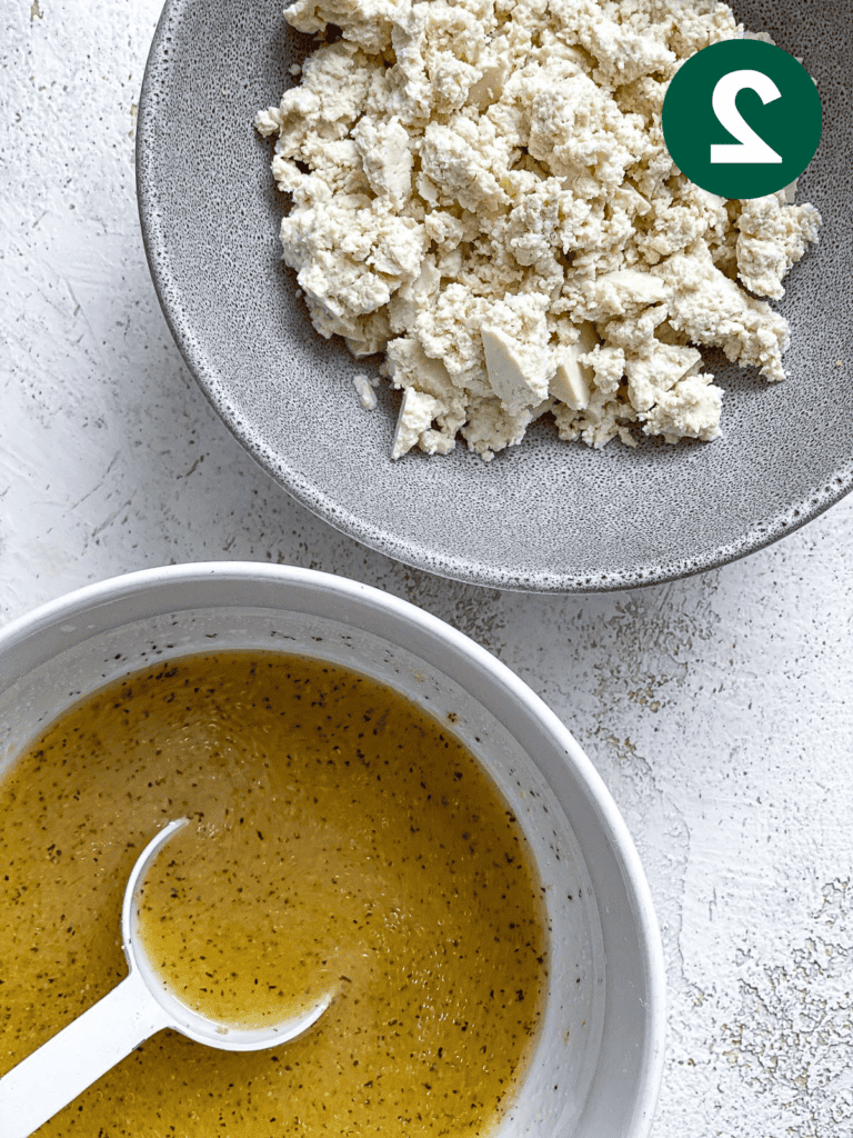 Einfacher Apfel-Pekannuss-Salat mit Preiselbeeren 5 Dressing neben Schüssel mit Tofu