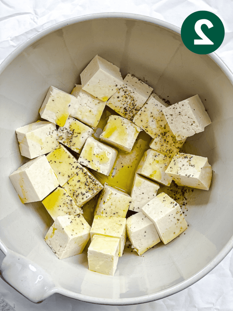 Knuspriger Gebackener Tofu 5 Prozessaufnahme: Tofu mit Gewürzen in einer Schüssel