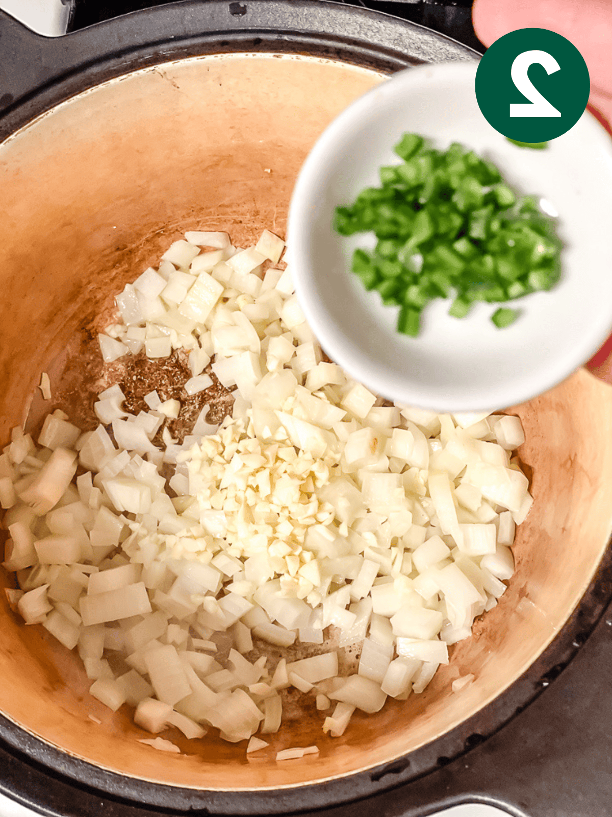 Schwarze Bohnensuppe 5 Zwiebeln, Knoblauch und Jalapeños in einem großen Topf anbraten.