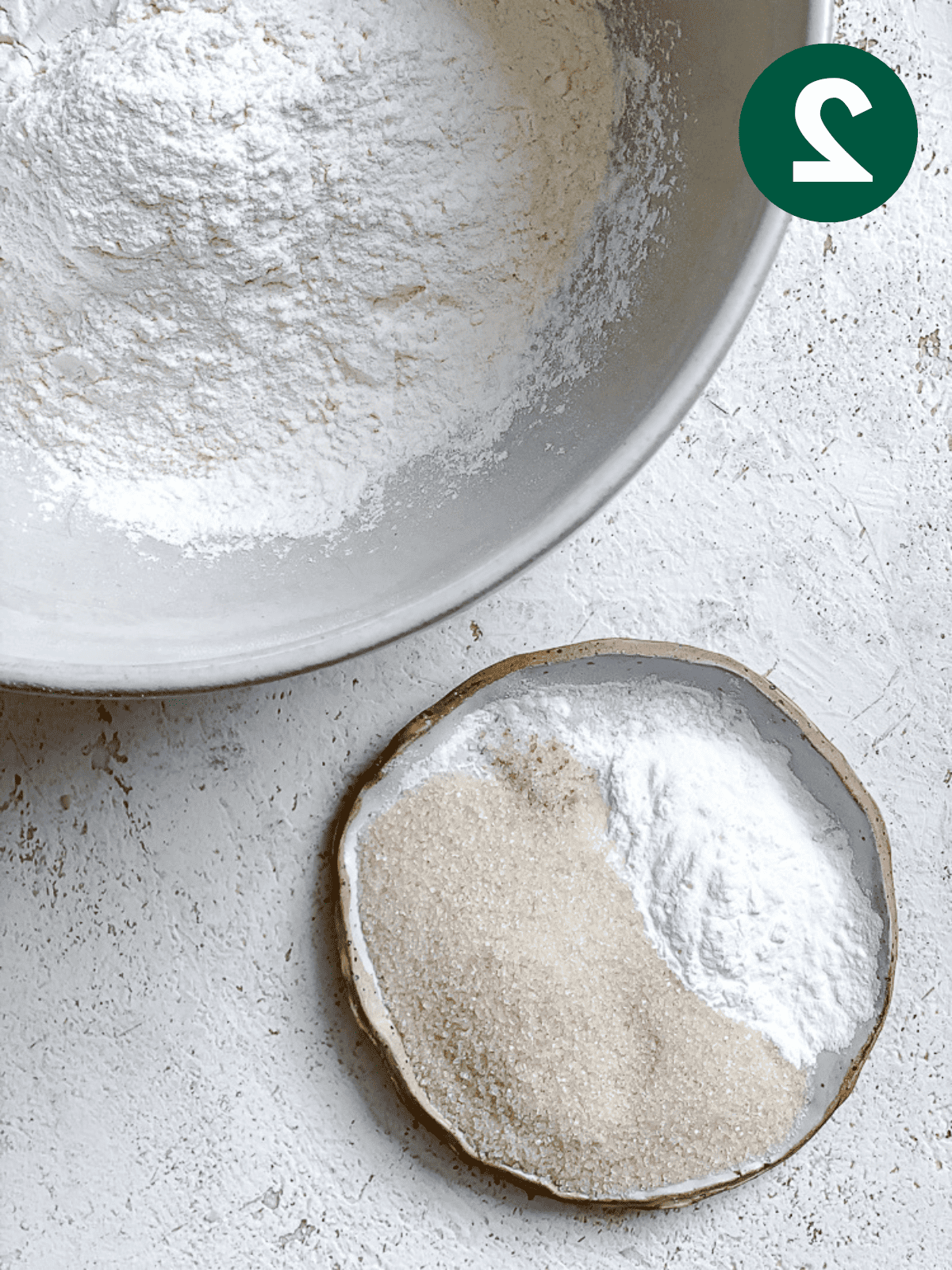 Abgemessene Zutaten für einfache vegane Pfannkuchen auf einer weißen Oberfläche