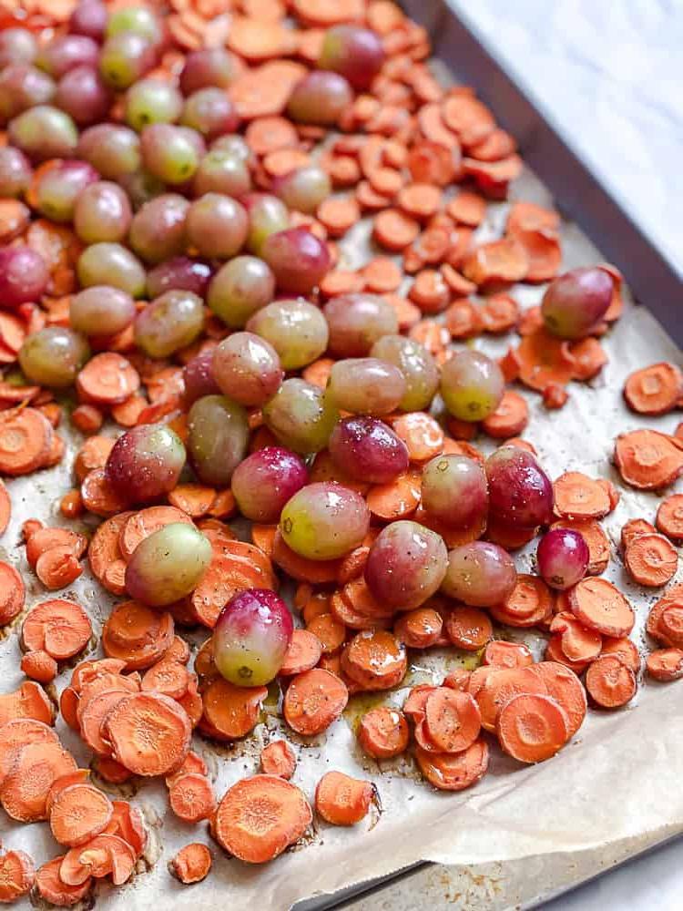 Karotten- und Kalifornische Trauben-Beilage 5 process shot showing grapes added to baking dish
