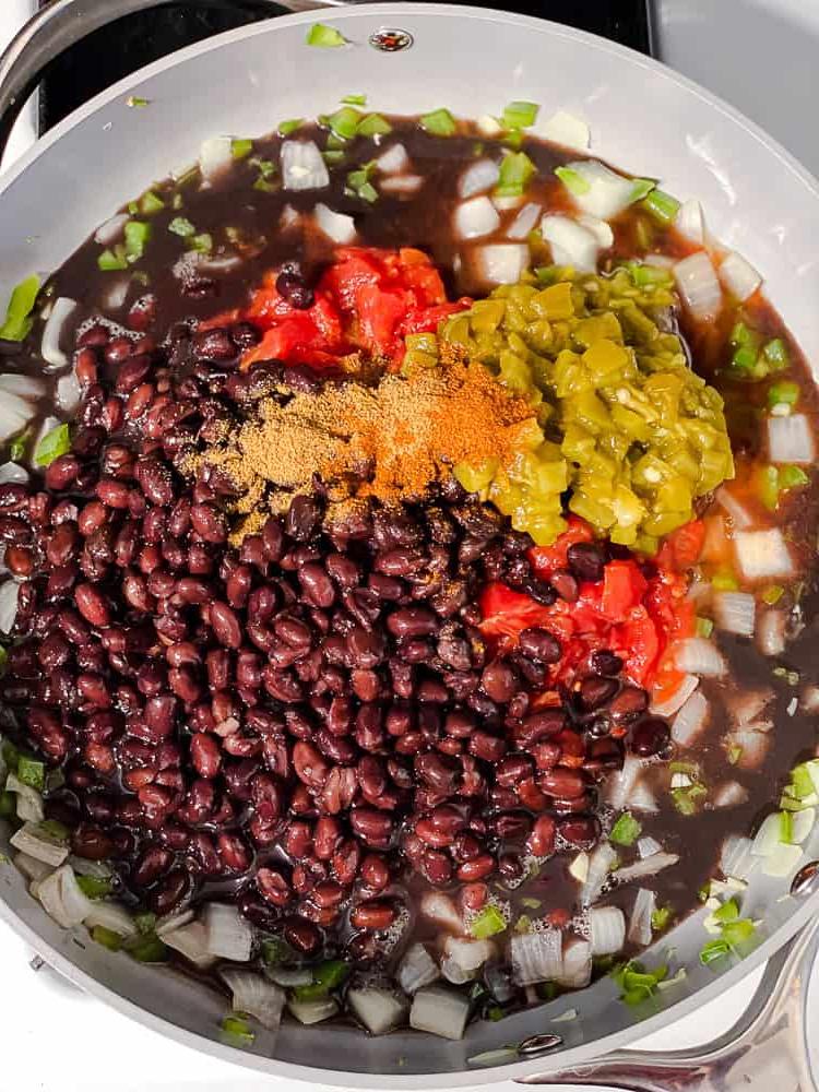 Schwarzbohnen-Chili 5 Prozessbild: Zutaten zusammen in der Pfanne