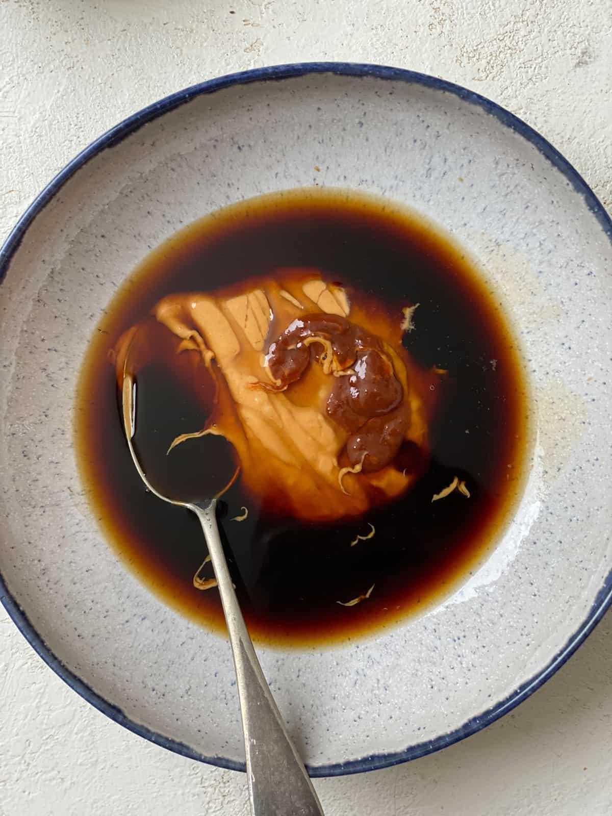 Jackfrucht-Salatwickel 5 Zubereitungsschritt: Erdnussbutter und Sojasauce in einer Schüssel mischen