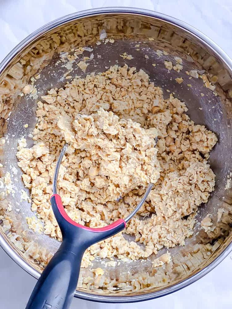 Veganer Kichererbsensalat 5 Prozessaufnahme: Kichererbsen in Schüssel zerdrücken