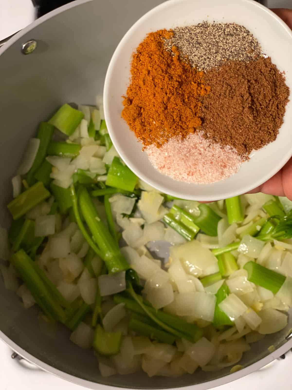 Cremige Curry-Karotten-Ingwer-Suppe 5 Prozessschritt: Gewürze in den Topf geben.